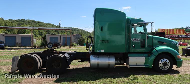 image for item DD1631 2009 Peterbilt 386 semi truck