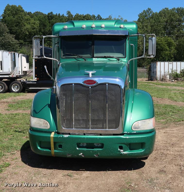 image for item DD1631 2009 Peterbilt 386 semi truck