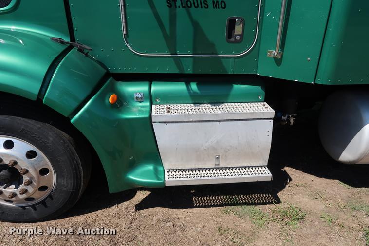 image for item DD1631 2009 Peterbilt 386 semi truck