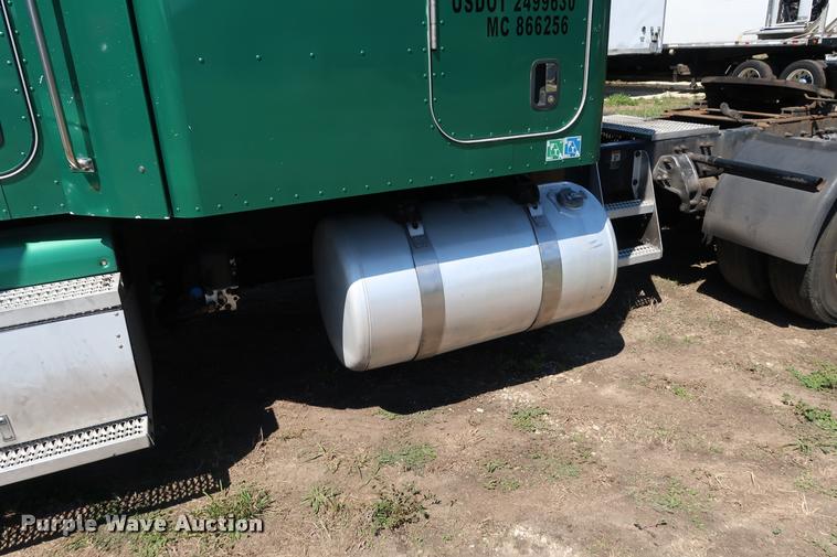 image for item DD1631 2009 Peterbilt 386 semi truck