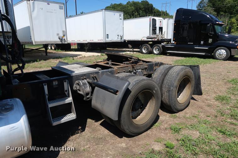 image for item DD1631 2009 Peterbilt 386 semi truck