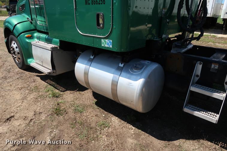 image for item DD1631 2009 Peterbilt 386 semi truck