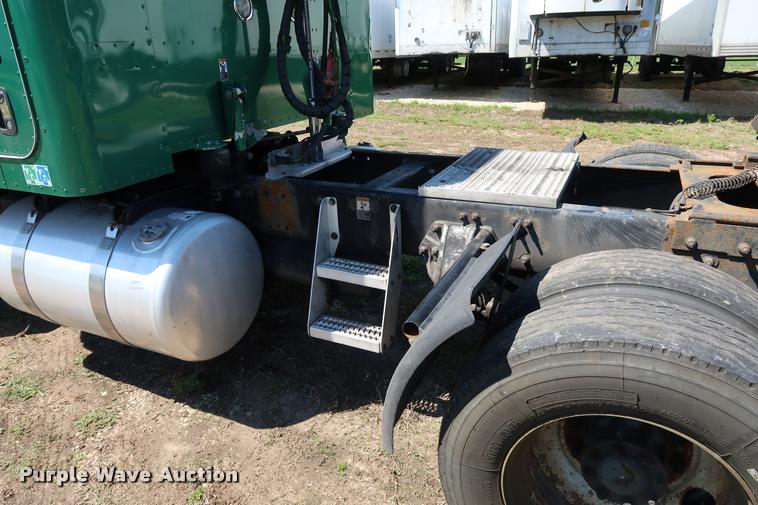 image for item DD1631 2009 Peterbilt 386 semi truck