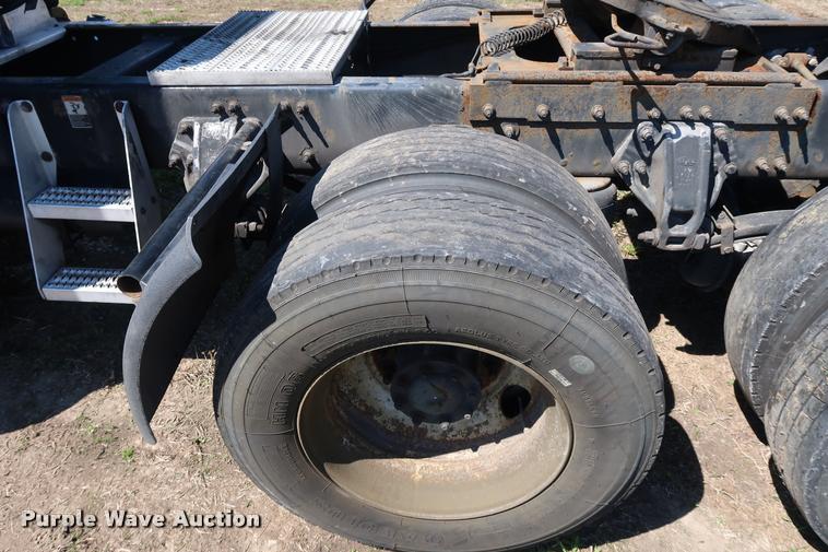 image for item DD1631 2009 Peterbilt 386 semi truck