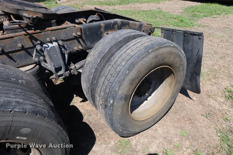 image for item DD1631 2009 Peterbilt 386 semi truck