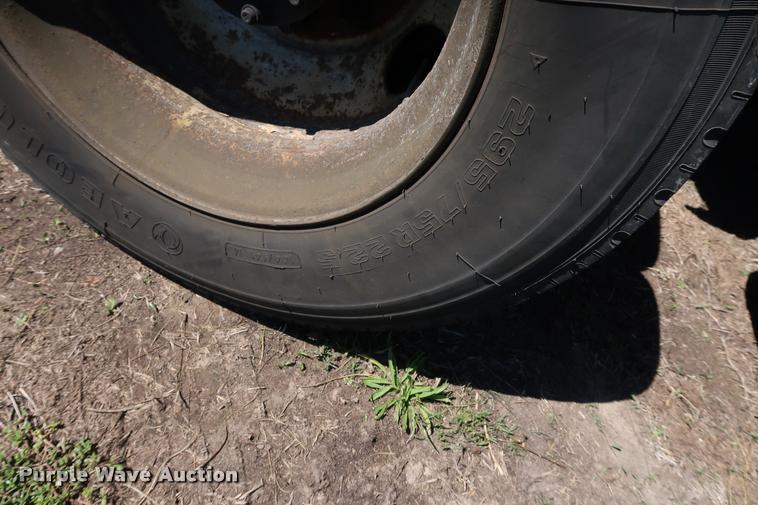 image for item DD1631 2009 Peterbilt 386 semi truck