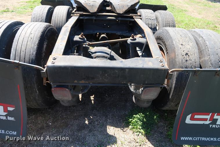 image for item DD1631 2009 Peterbilt 386 semi truck