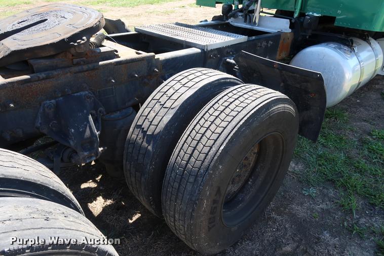 image for item DD1631 2009 Peterbilt 386 semi truck