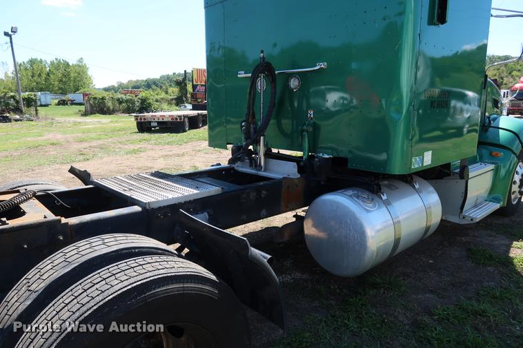 image for item DD1631 2009 Peterbilt 386 semi truck