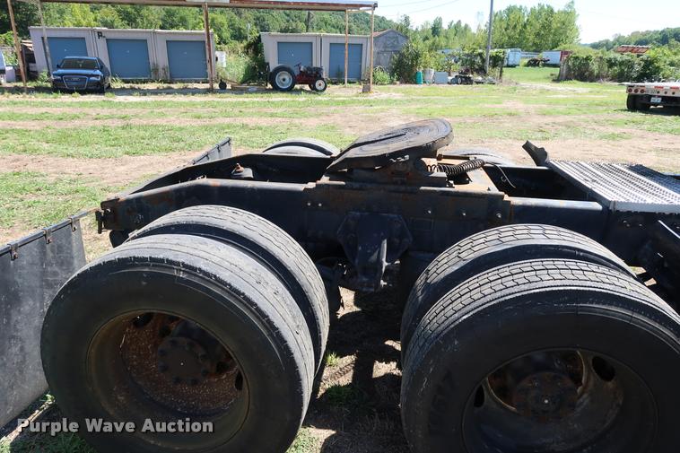 image for item DD1631 2009 Peterbilt 386 semi truck