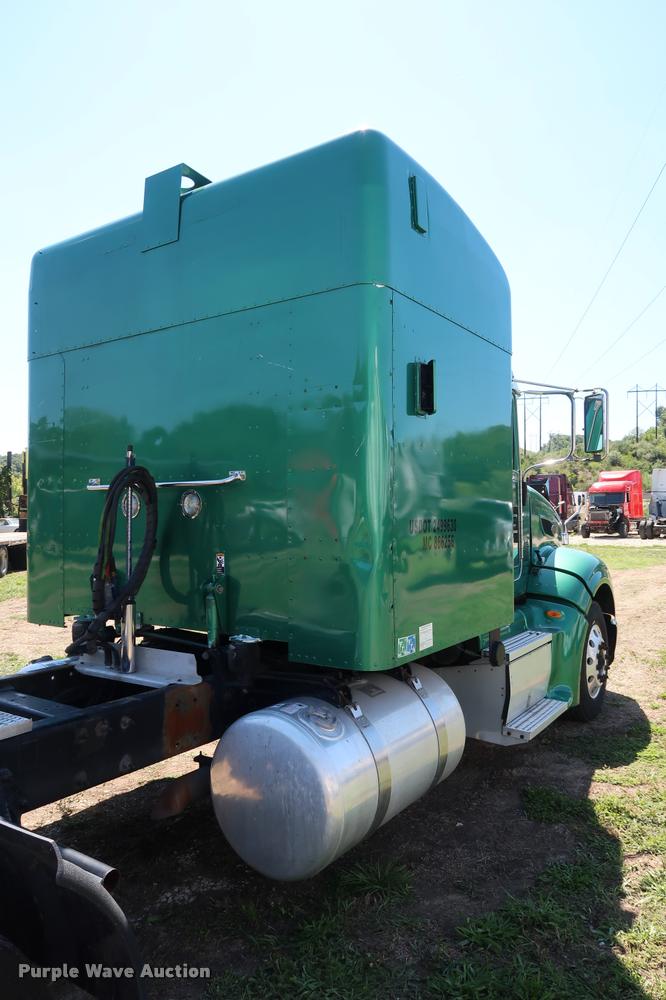 image for item DD1631 2009 Peterbilt 386 semi truck