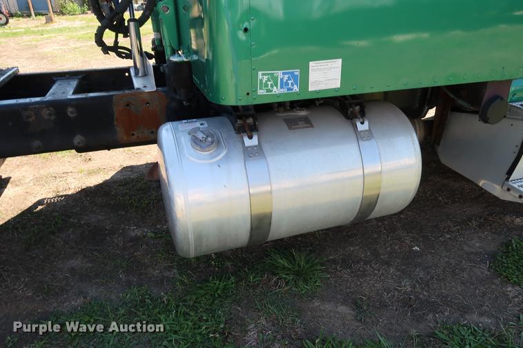 image for item DD1631 2009 Peterbilt 386 semi truck