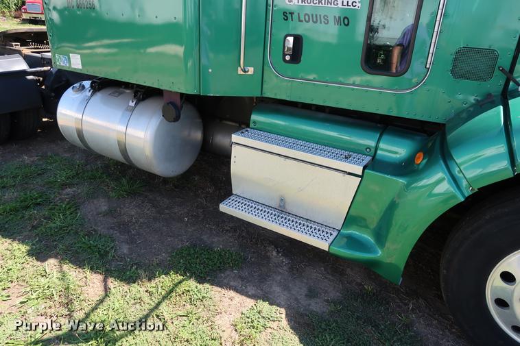 image for item DD1631 2009 Peterbilt 386 semi truck