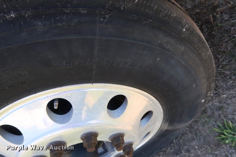 image for item DD1631 2009 Peterbilt 386 semi truck