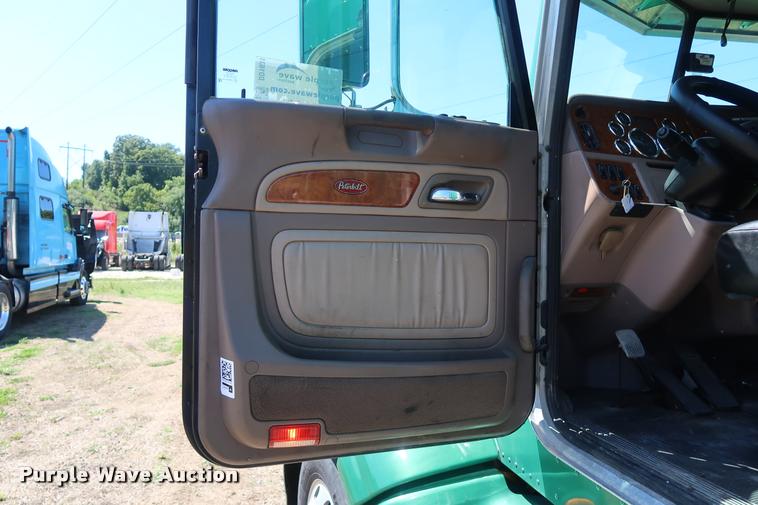 image for item DD1631 2009 Peterbilt 386 semi truck