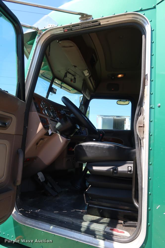 image for item DD1631 2009 Peterbilt 386 semi truck