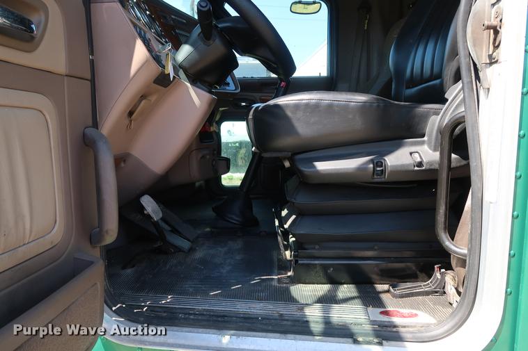 image for item DD1631 2009 Peterbilt 386 semi truck