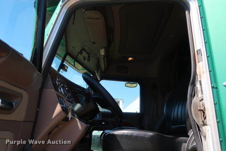 image for item DD1631 2009 Peterbilt 386 semi truck