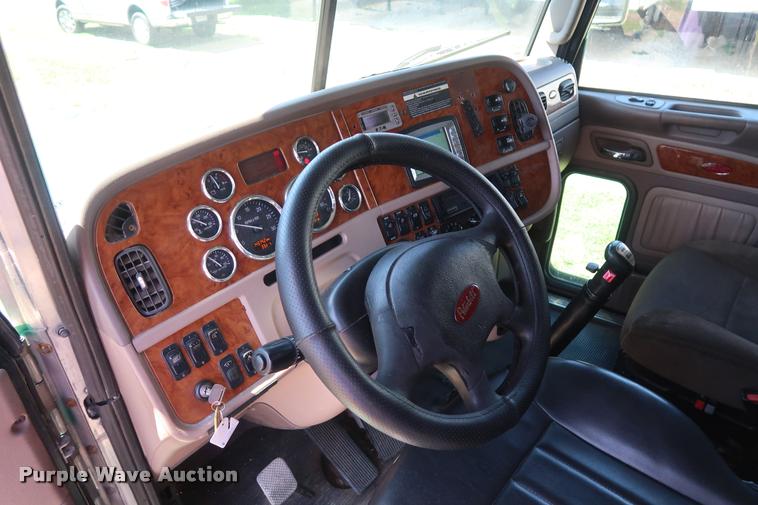 image for item DD1631 2009 Peterbilt 386 semi truck
