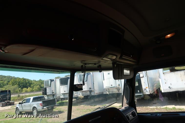 image for item DD1631 2009 Peterbilt 386 semi truck