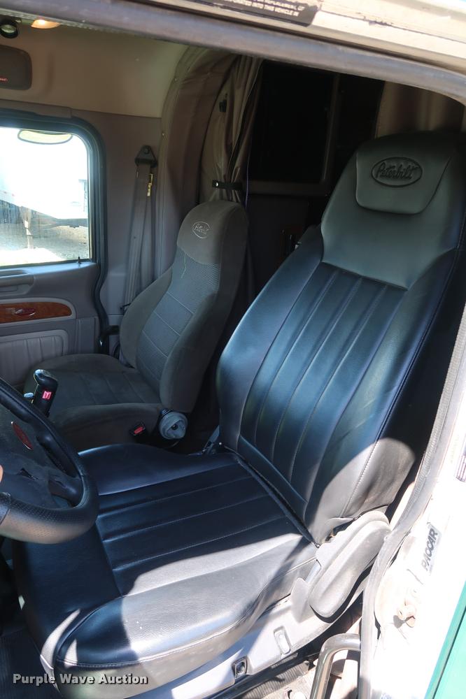image for item DD1631 2009 Peterbilt 386 semi truck