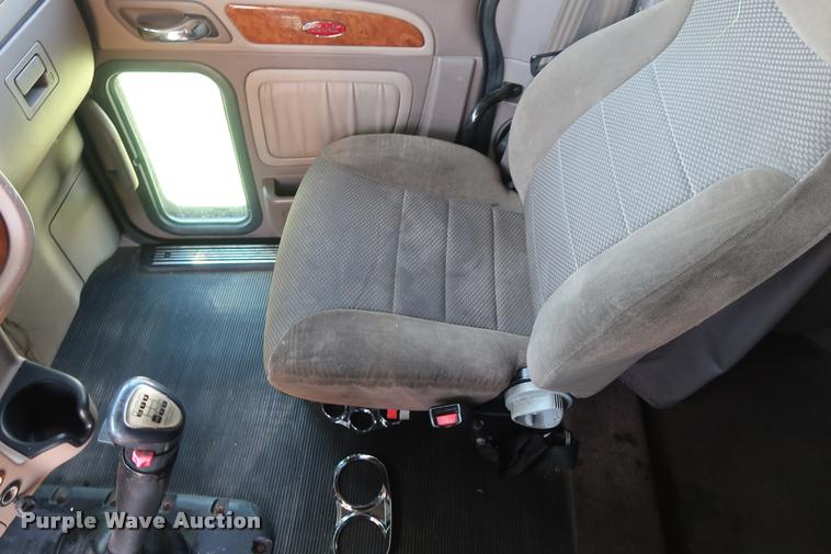 image for item DD1631 2009 Peterbilt 386 semi truck