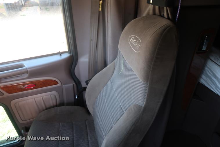 image for item DD1631 2009 Peterbilt 386 semi truck