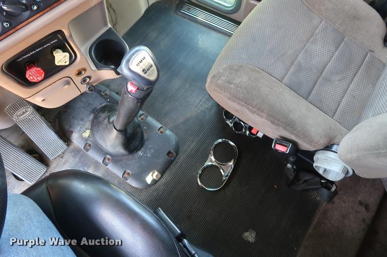 image for item DD1631 2009 Peterbilt 386 semi truck