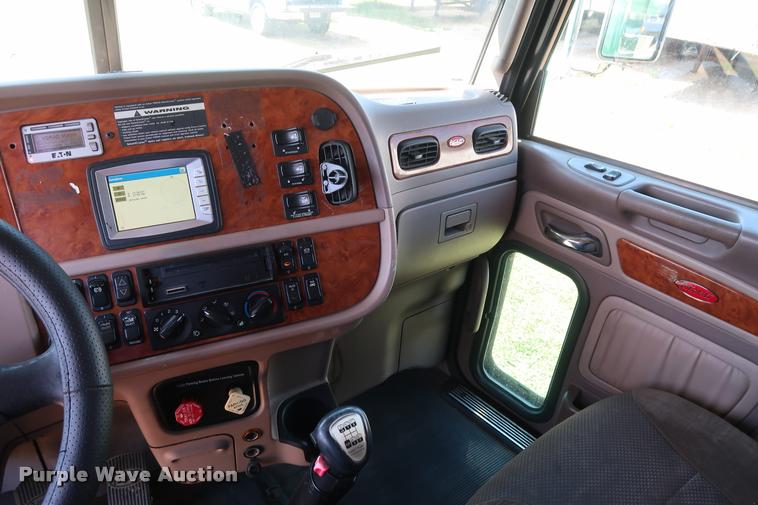 image for item DD1631 2009 Peterbilt 386 semi truck