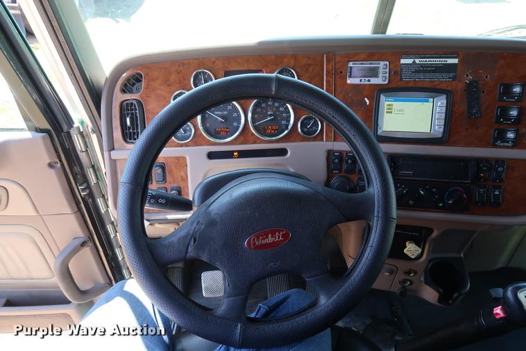 image for item DD1631 2009 Peterbilt 386 semi truck