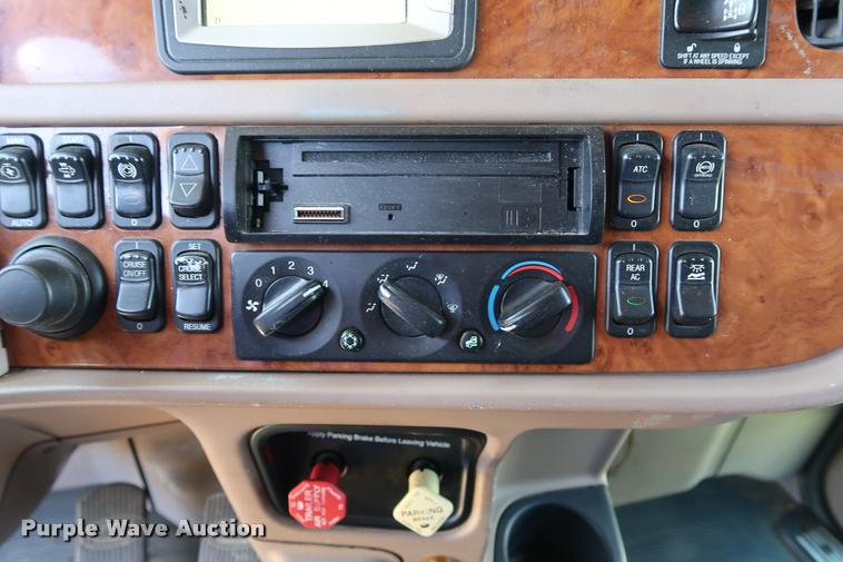 image for item DD1631 2009 Peterbilt 386 semi truck