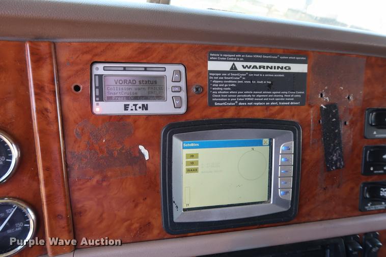 image for item DD1631 2009 Peterbilt 386 semi truck