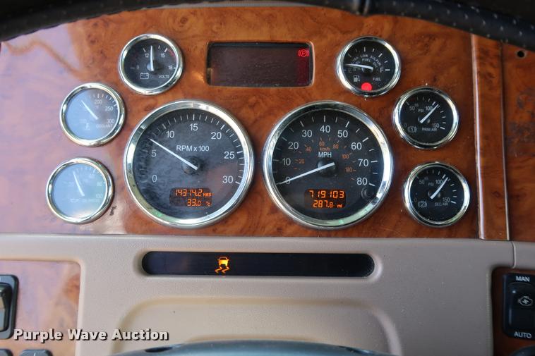 image for item DD1631 2009 Peterbilt 386 semi truck