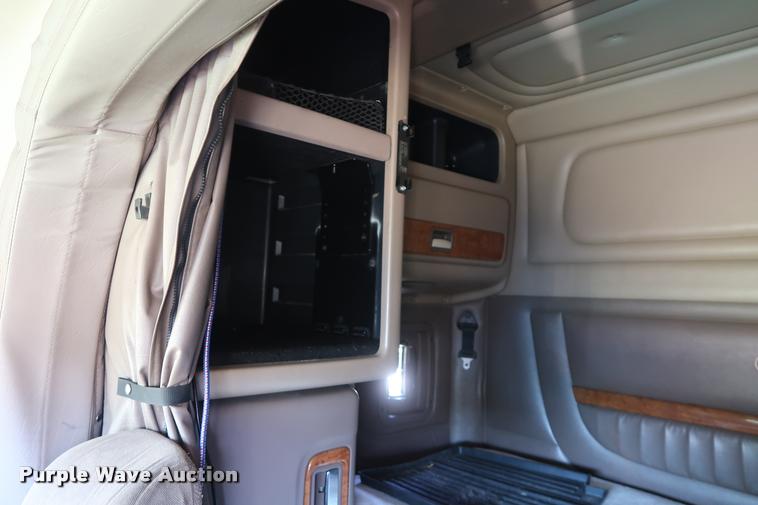 image for item DD1631 2009 Peterbilt 386 semi truck