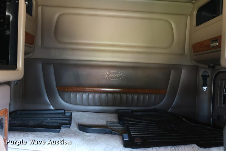 image for item DD1631 2009 Peterbilt 386 semi truck