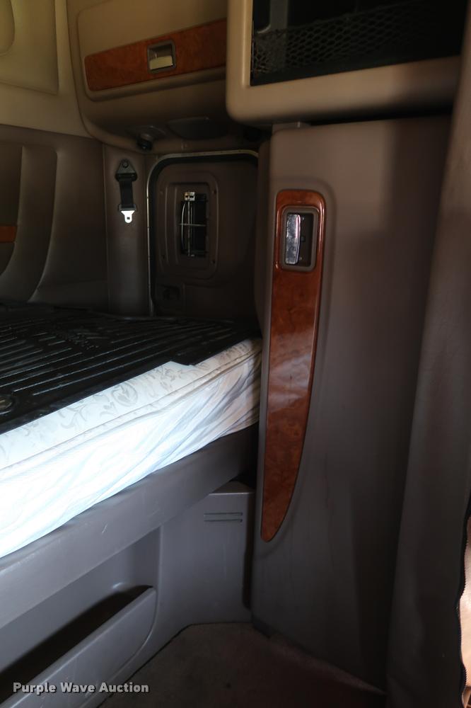 image for item DD1631 2009 Peterbilt 386 semi truck