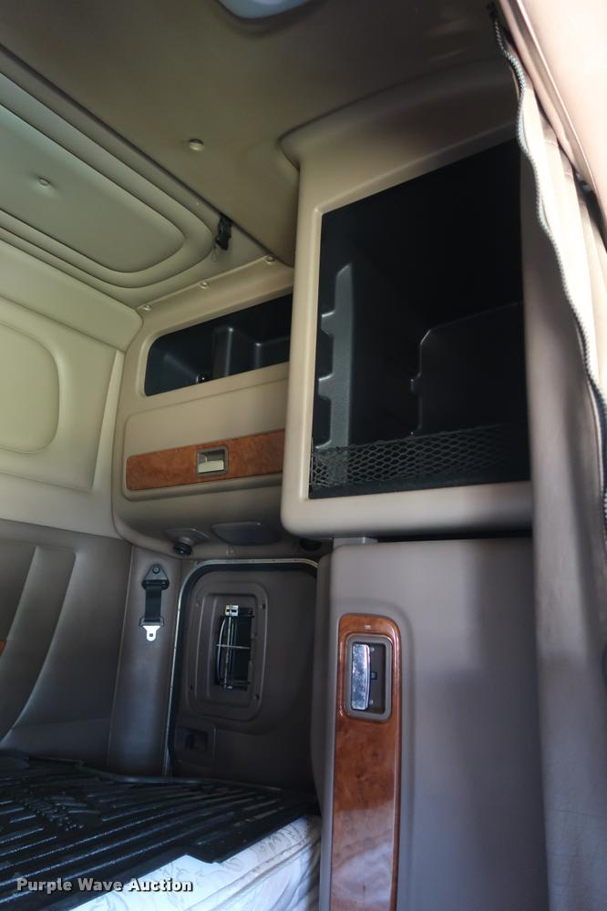 image for item DD1631 2009 Peterbilt 386 semi truck