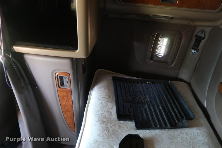 image for item DD1631 2009 Peterbilt 386 semi truck