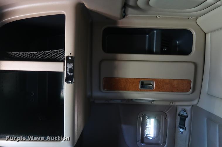 image for item DD1631 2009 Peterbilt 386 semi truck