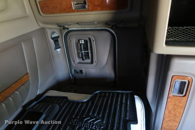 image for item DD1631 2009 Peterbilt 386 semi truck