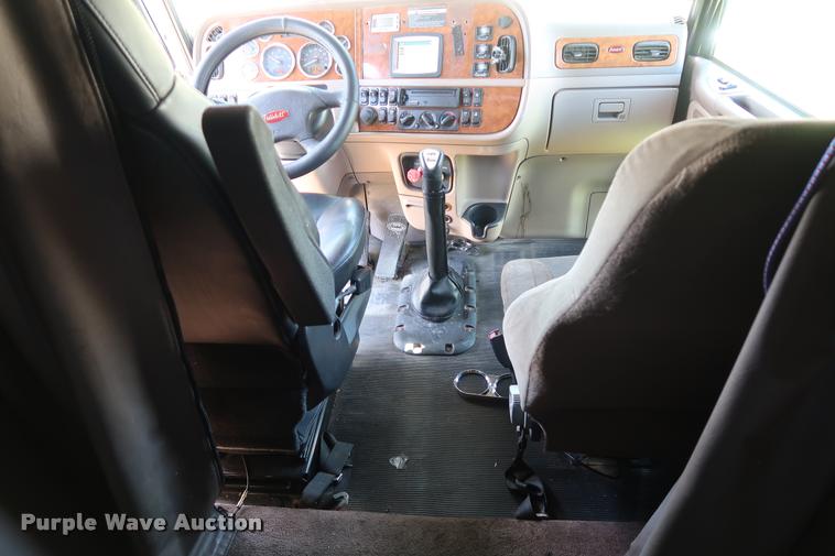 image for item DD1631 2009 Peterbilt 386 semi truck