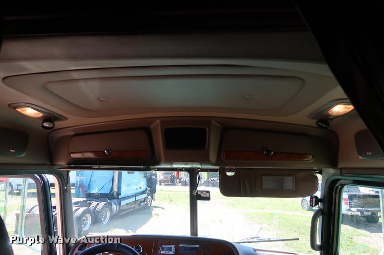 image for item DD1631 2009 Peterbilt 386 semi truck