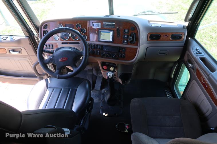 image for item DD1631 2009 Peterbilt 386 semi truck