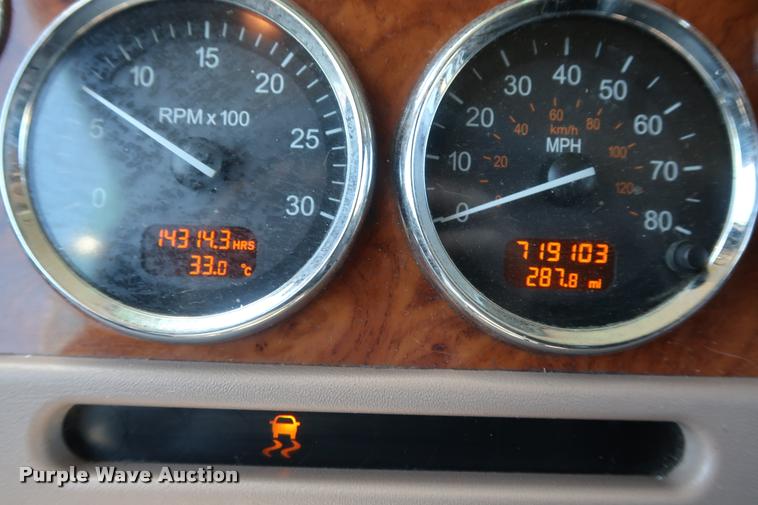 image for item DD1631 2009 Peterbilt 386 semi truck