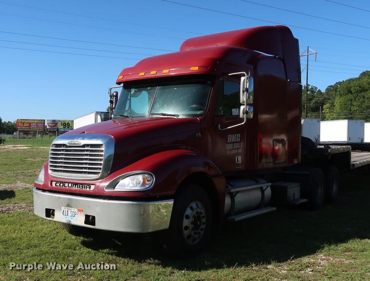 image for item DD1632 2004 Freightliner Columbia CL120 semi truck