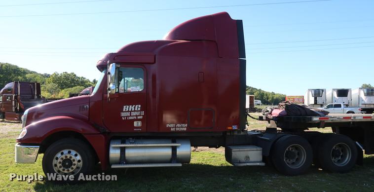 image for item DD1632 2004 Freightliner Columbia CL120 semi truck