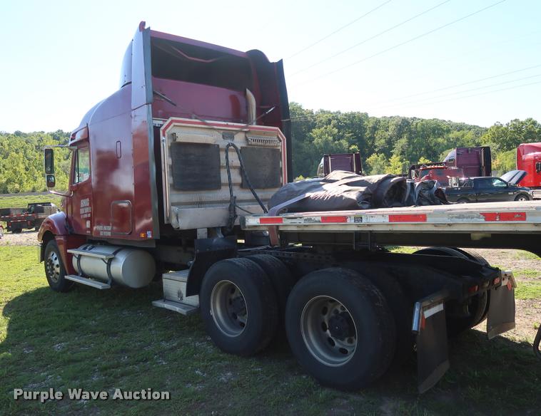 image for item DD1632 2004 Freightliner Columbia CL120 semi truck