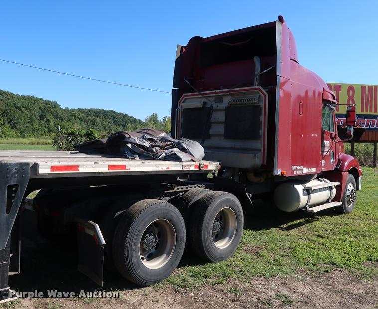 image for item DD1632 2004 Freightliner Columbia CL120 semi truck