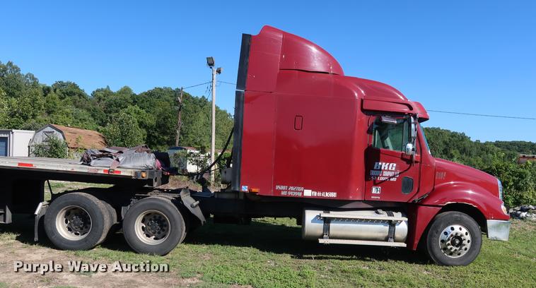 image for item DD1632 2004 Freightliner Columbia CL120 semi truck