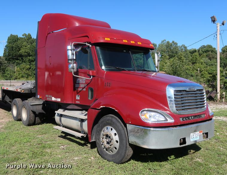 image for item DD1632 2004 Freightliner Columbia CL120 semi truck